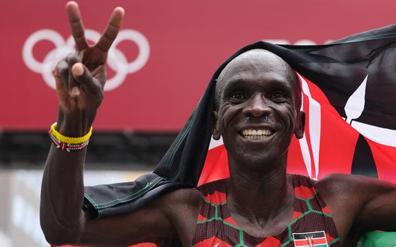 Kenya's Eliud Kipchoge celebrates after winning the men's marathon final during the Tokyo 2020 Olympic Games in Sapporo on August 8, 2021. 