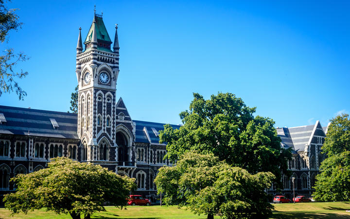  Universidad de Otago - torre y jardín, Dunedin, Nueva Zelanda 
