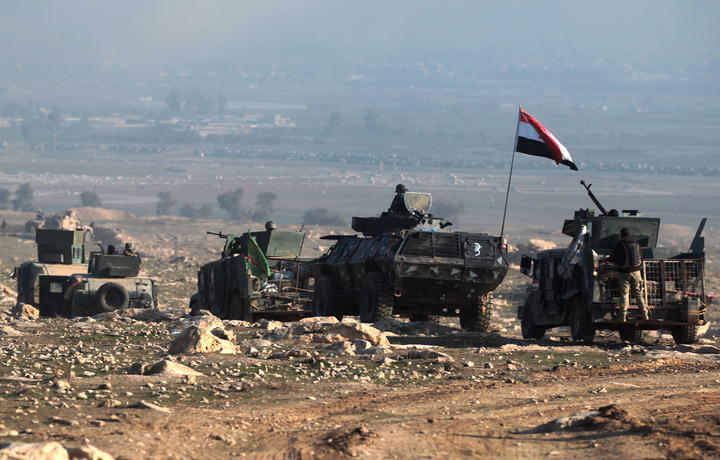 Iraqi forces advance towards Mosul airport.