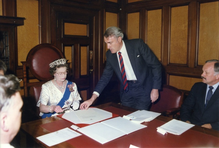 Geoffrey Palmer, as Prime Minister, with The Queen.