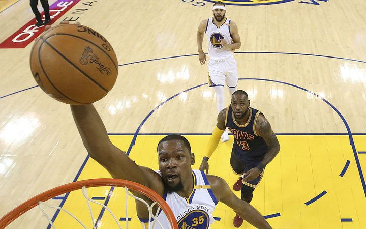  Golden State Warriors forward Kevin Durant dunks in front of Cleveland Cavaliers forward LeBron James