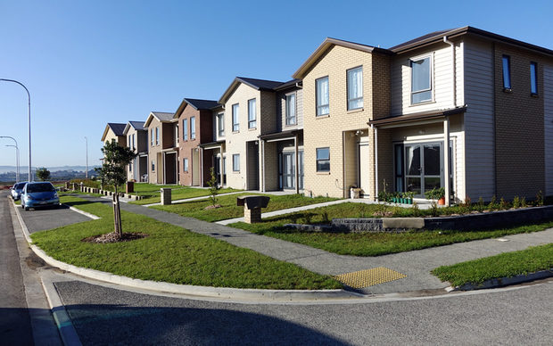 House price growth flat as Auckland values continue to fall | RNZ News