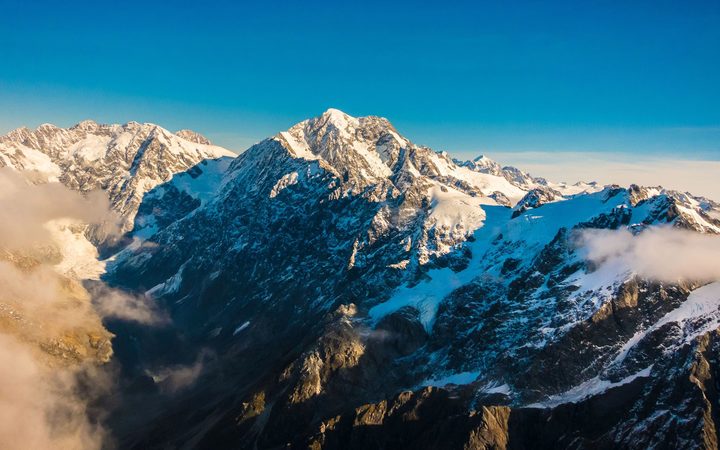L’analyste d’affaires Don French termine le New Zealand Alpine Club 100 Peaks Challenge