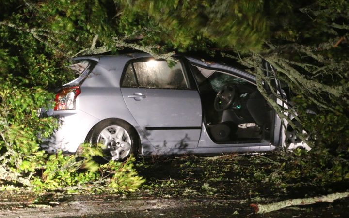 Powerful winds causing 'chaos' in Akl, thousands without power