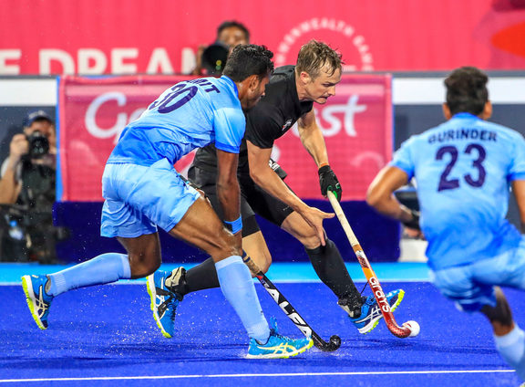 El neozelandés Hugo Inglés celebra un gol.  Hockey masculino de New Zealand Black Stakes contra India, semifinales.  Juegos de la Commonwealth, Gold Coast, Australia.  Viernes 13 de abril de 2018. Derechos de autor de la foto: John Cowpland / www.photosport.nz