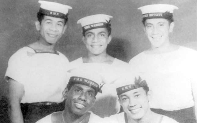  Paul Ah Poy, a sinistra, è stato inviato a Christmas Island come un giovane marinaio. 