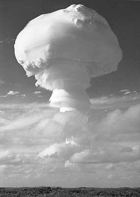 Die Pilzwolke des britischen Grapple-Y-Atomtests auf der Weihnachtsinsel, 28.April 1958.