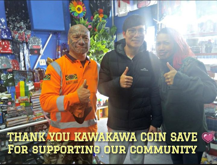 Wiremu Keretene (left) and Erana Paraone (right) with the Coin Save worker.