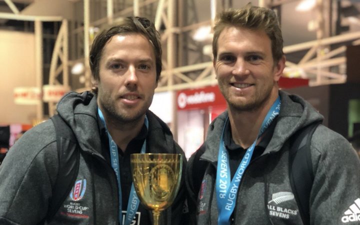 New Zealand Sevens co-captains Tim Mikkelson and Scott Curry with the world cup.