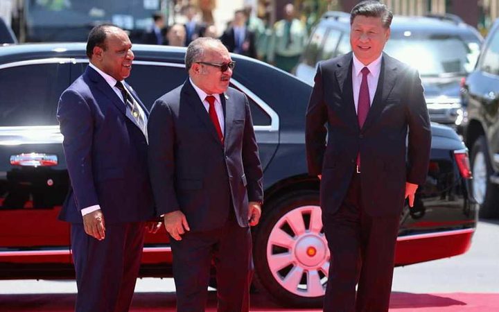 From left: PNG's Foreign Minister Rimbink Pato, Prime Minister Peter O'Neill and Chinese President Xi Jinping at the APEC leaders summit in Port Moresby, 17 November 2018. 