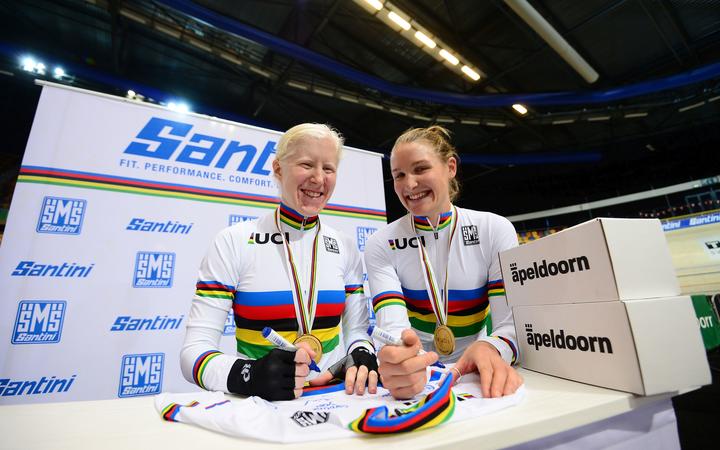 Emma Foy and Hannah van Kampen win Gold in the Women's B 3km Individual Pursuit.