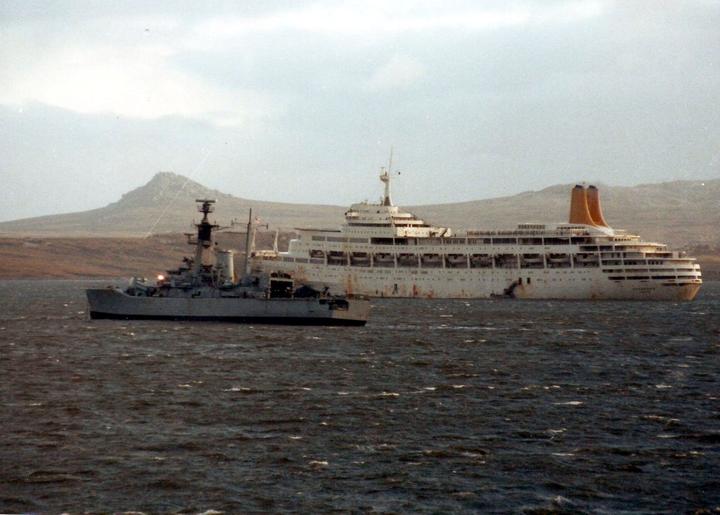 SS Canberra & HMS Andromeda Falklands 1982