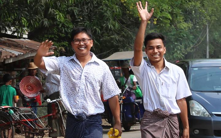 Reuters journalists Wa Lon and Kyaw Soe Oo wave outside Insein prison after being freed in a presidential amnesty in Yangon on 7 May, 2019. 