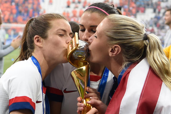 Le giocatrici statunitensi accettano il trofeo dopo la partita finale della FIFA Women's World Cup France 2019 tra Stati Uniti e Paesi Bassi.