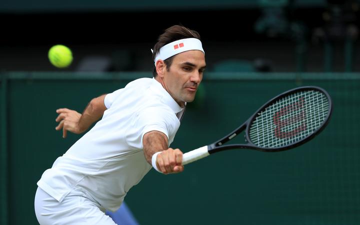 Roger Federer em ação em Wimbledon.