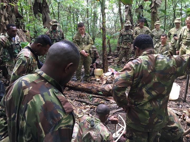 Tentara Australia diperlihatkan cara menyalakan api dari awal oleh rekan-rekan mereka di Papua Nugini.  Agustus 2019