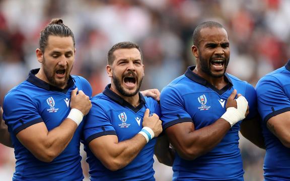 I giocatori dell'Italia mettono il cuore in una potente esecuzione dell'inno nazionale.
