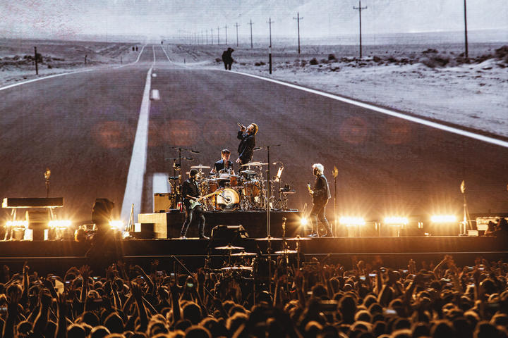 U2 vystupují naživo na Mt Smart Stadium v Aucklandu