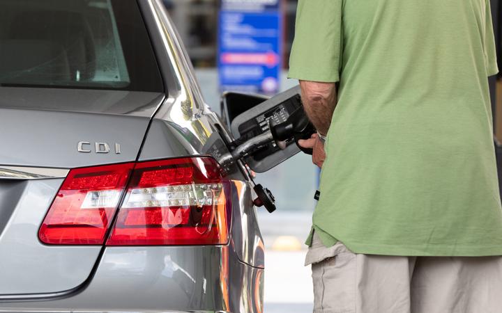 Auckland Council appears powerless to stop fuel tax scrapping | RNZ News