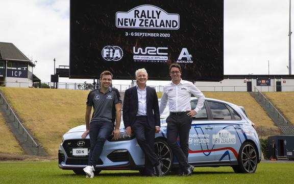 Hayden Paddon, el alcalde Phil Goff y el director ejecutivo del Rallye de Nueva Zelanda, Michael Goldstein, en el evento de lanzamiento del WRC en Nueva Zelanda.