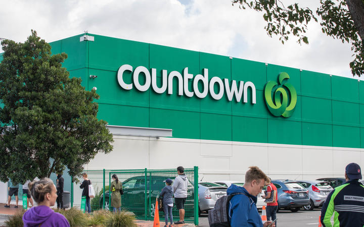 Countdown distribution workers win pay rise after striking | RNZ News