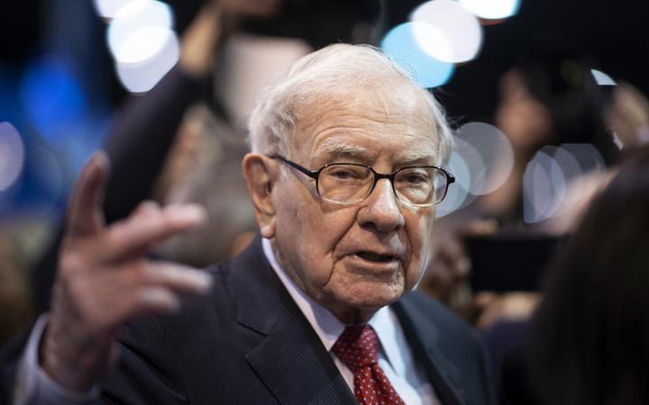 Billionaire Warren Buffett sells all his US airline shares | RNZ News