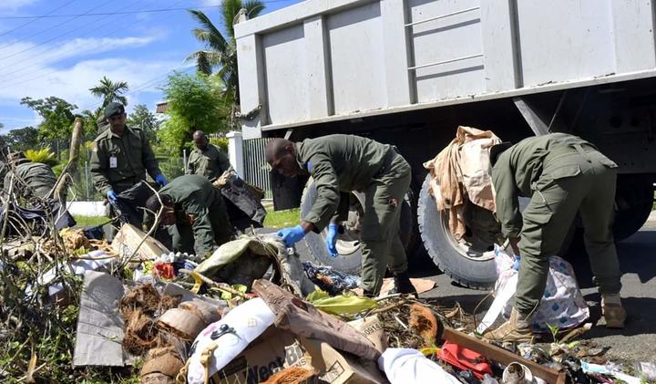 Soldiers clear rubbish during the LTDD campaign.