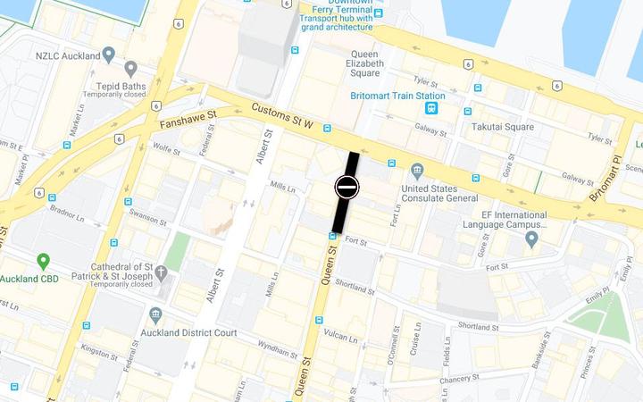 Auckland's lower Queen St, between Fort St & Customs St closed after water main burst.