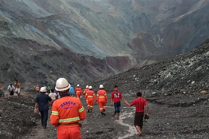 Rescuers attempting to locate survivors after a landslide at a jade mine inthe Hpakant of Kachin state.