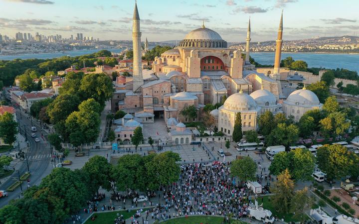 Hagia Sophia: Turkey turns iconic Istanbul museum into mosque ...
