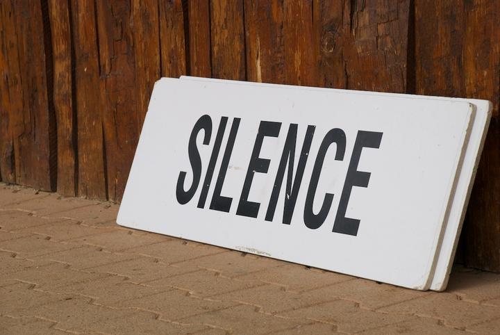A sign on the grounds of the Taizé Community which reads "Silence".