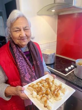 Mabel 's nana met haar Faikakai Tōpai