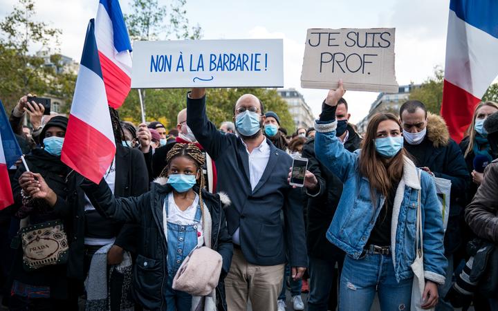 Thousands of people gathered this Sunday in Paris to pay tribute to Samuel to Samuel Paty, the professor beheaded in a terrorist attack on Friday. 