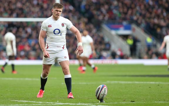Owen Farrell z Anglii przygotowuje się do rzutu transferowego 