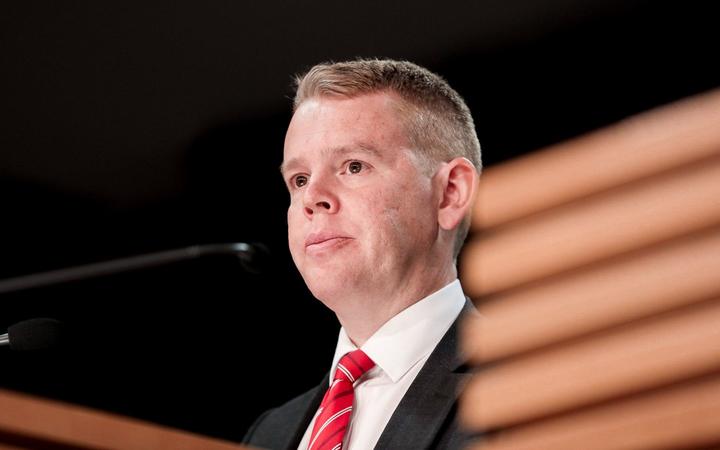 Chris Hipkins hopeful of no lockdown after community case clues emerge |  RNZ News