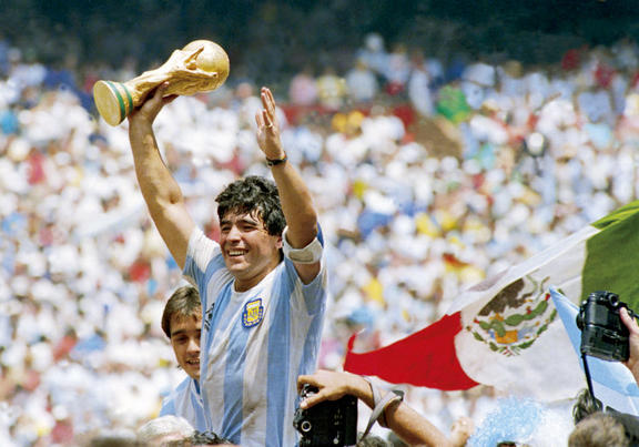     El argentino Diego Maradona sostiene la Copa del Mundo después de derrotar a Alemania Occidental 3-2 durante la Final de la Copa del Mundo de 1986 en el Estadio Azteca el 29 de junio de 1986 en la Ciudad de México, México.