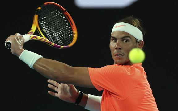 L'Espagnol Rafael Nadal a fait son retour contre l'Américain Michael Moh lors du match en simple messieurs lors de la quatrième journée du tournoi de tennis de l'Open d'Australie à Melbourne le 11 février 2021. 