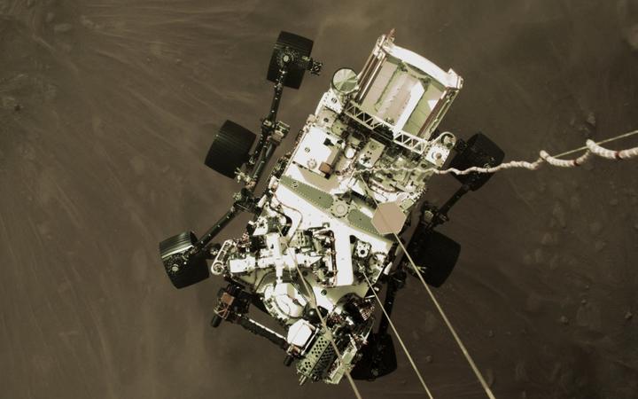 Photo of La NASA publie une photo du rover martien pendant la descente