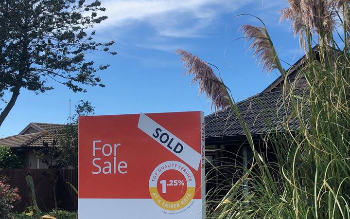Kupujący po raz pierwszy, ekonomista widzi zmniejszoną konkurencję o domy