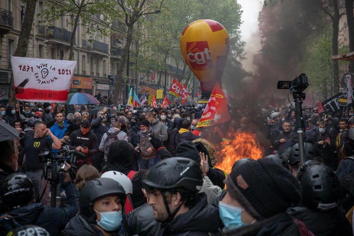 Paris'teki 1 Mayıs yürüyüşünün başında protestocular ve polis arasında çatışma çıktı. 