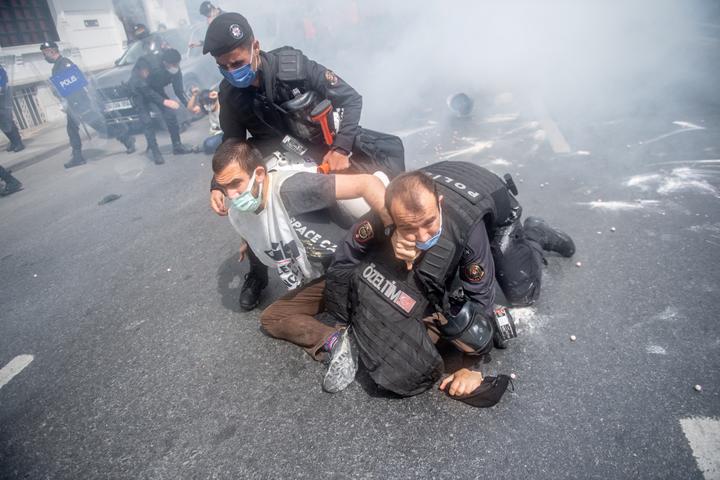 Türk polisi, İstanbul'da Taksim Meydanı'nda yürümeye çalışan protestocuları tutukladı.