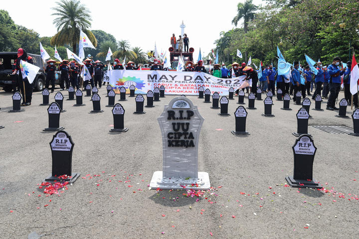 Uluslararası İşçi Bayramı münasebetiyle Jakarta sokaklarına mezar taşları dikildi.