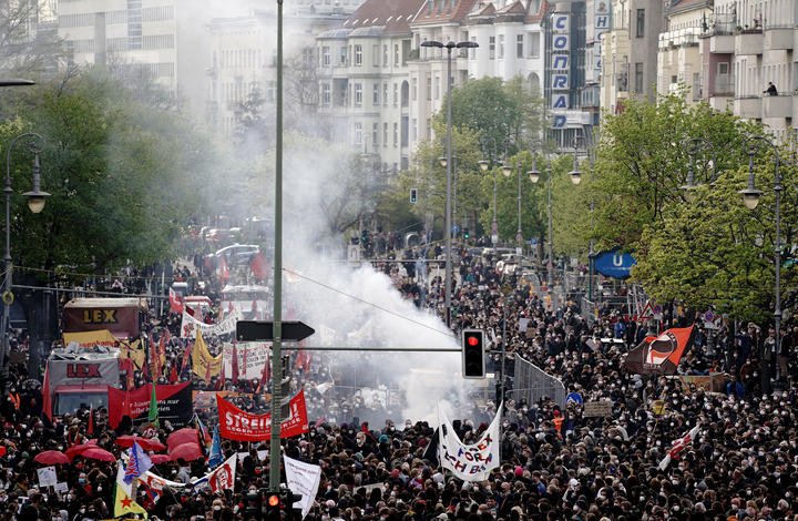 Protestocular, Covid-19 kısıtlamalarına aykırı protestoların düzenlendiği Berlin'de yürüyor.