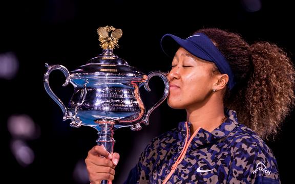 日本の大坂なおみは、2021年全豪オープンで女子シングルス決勝に勝った後、彼女のタイトルを受け入れます。