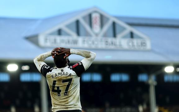 Abubakar Camara, do Fulham, levanta a cabeça ao perder uma oportunidade de golo em Craven Cottage.