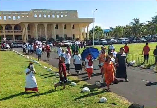 Crowds outside Samoa's Supreme Court head to parliament, where the Speaker has refused to convene the house amid a constitutional crisis. 24 May 2021