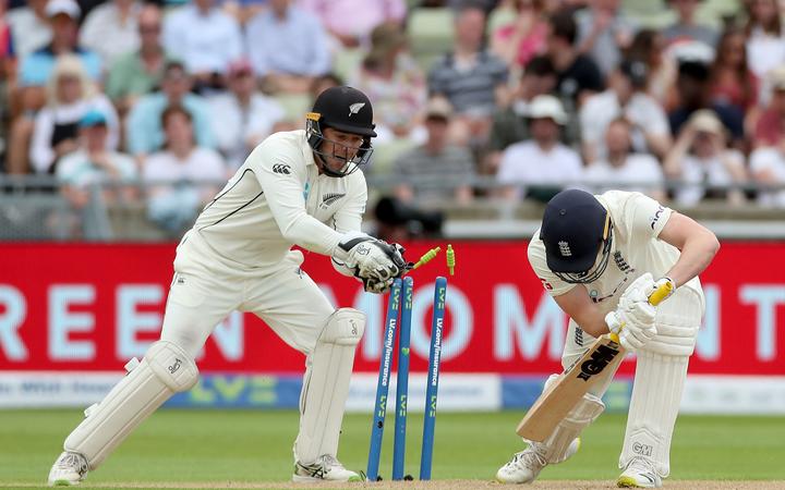 Tom Blundell attempts a stumping on Dan Lawrence, 2021.