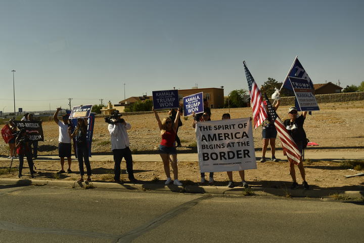La gente protesta cuando la motocicleta sale del Centro Central de Aduanas y Protección Fronteriza de los Estados Unidos en El Paso, Texas, durante una visita oficial con la vicepresidenta de los Estados Unidos, Kamala Harris. 