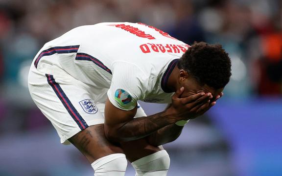 Pemain Inggris Marcus Rashford merespons setelah gagal mencetak gol tendangan penalti saat adu penalti di akhir final Euro 2020.
