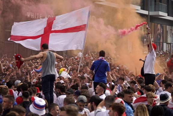 Les fans anglais encouragent leur équipe à l'extérieur du stade de Wembley avant le dernier match de football de l'UEFA EURO 2020 entre l'Angleterre et l'Italie